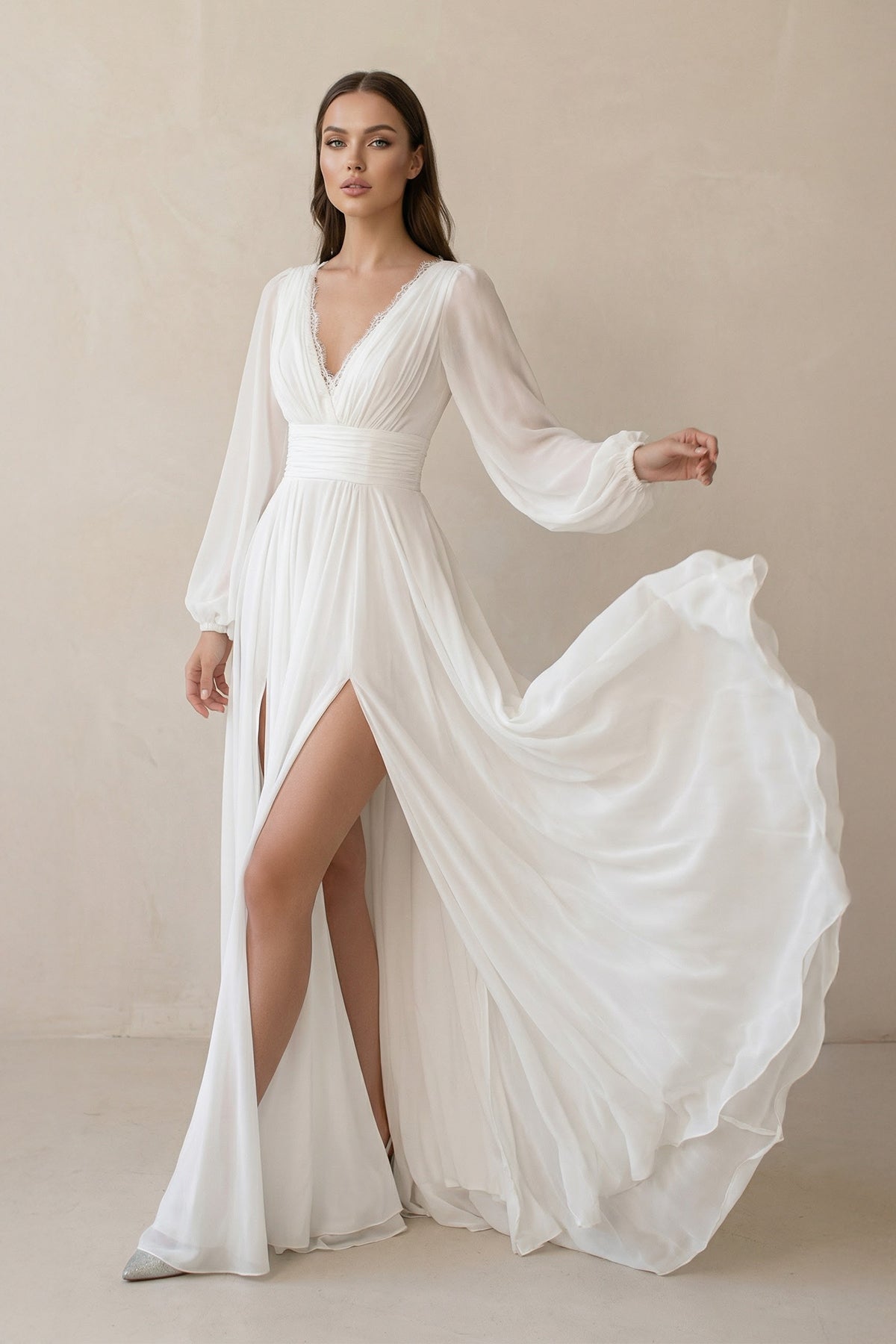 Robe de mariée blanche trapèze mousseline col V avec fente manches longues - Harana