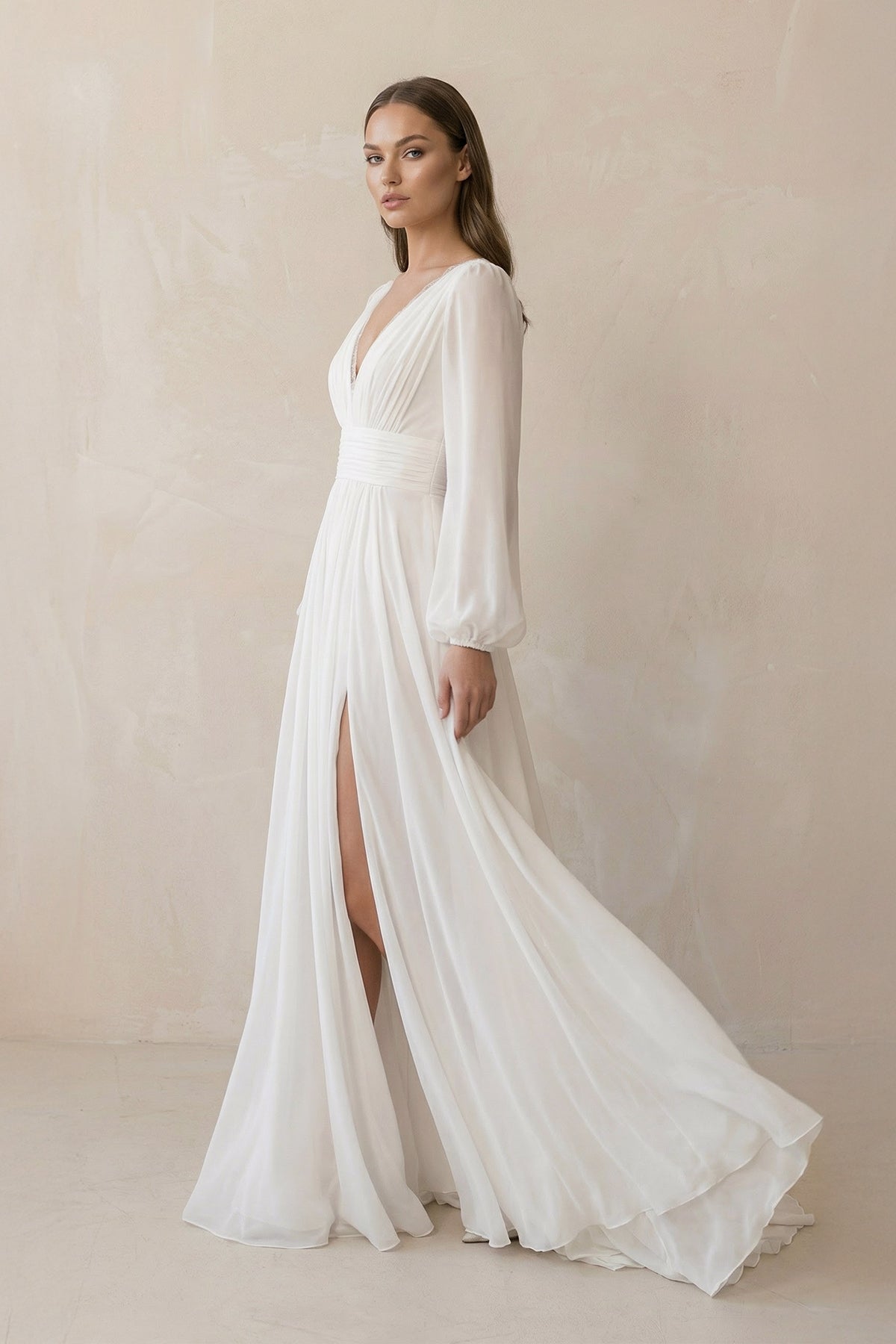 Robe de mariée blanche trapèze mousseline col V avec fente manches longues - Harana