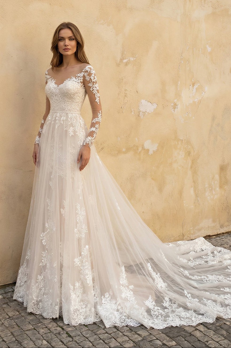 Robe de mariée ivoire en dentelle silhouette sirène à manches longues - Harana