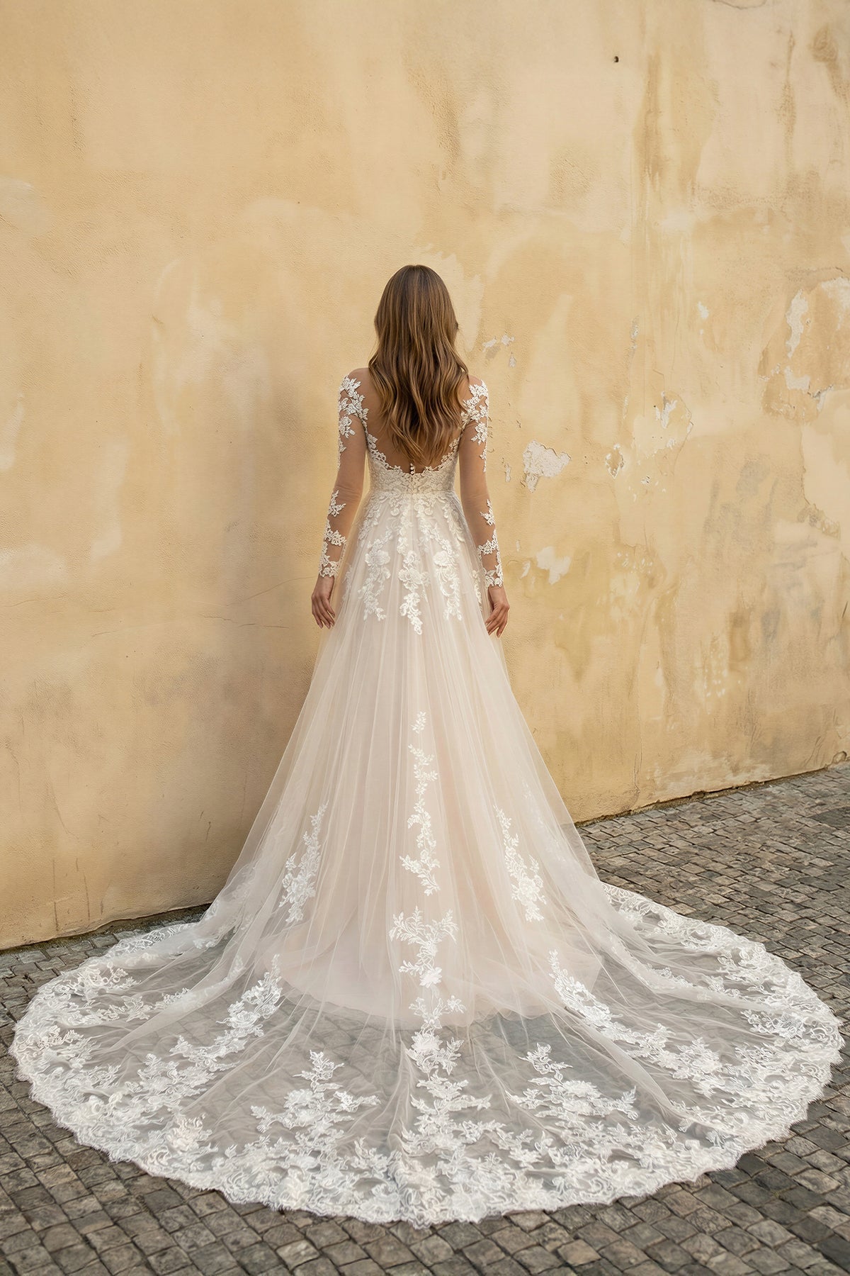 Robe de mariée ivoire en dentelle silhouette sirène à manches longues - Harana