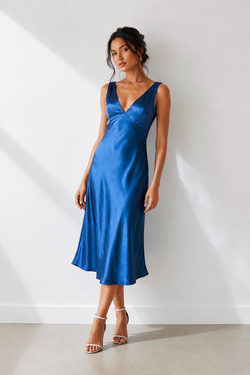 Robe bleu acier midi satinée coupe fourreau à col V - Harana