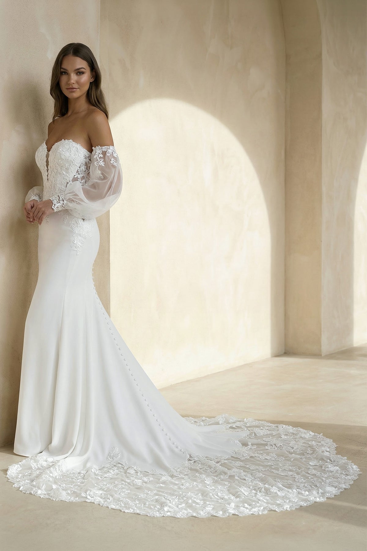 Robe de mariée blanche en mousseline et tulle coupe sirène ornée d’appliqués - Harana
