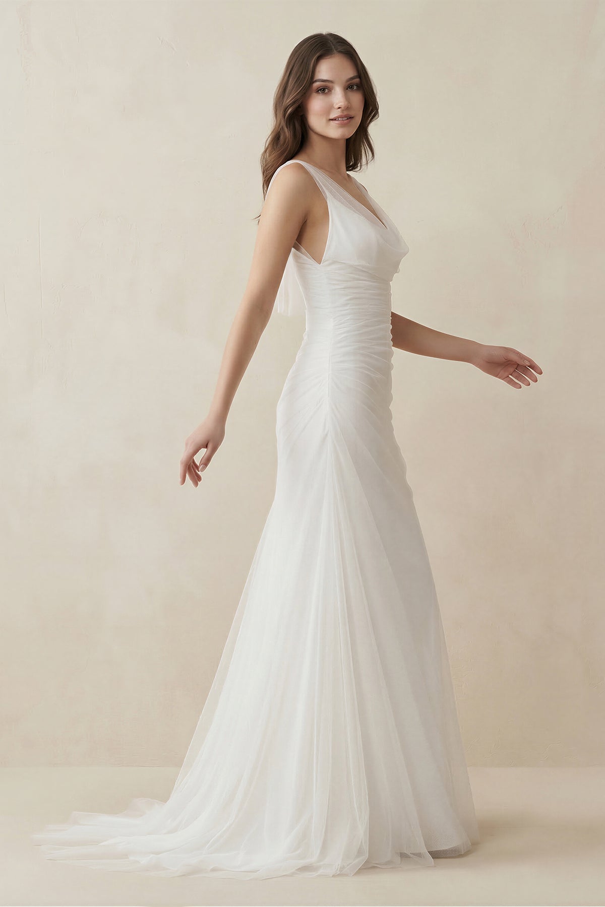 Robe de mariée blanche en tulle coupe fourreau à encolure illusion - Harana