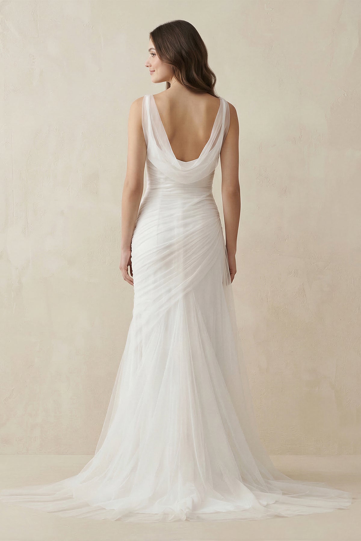 Robe de mariée blanche en tulle coupe fourreau à encolure illusion - Harana