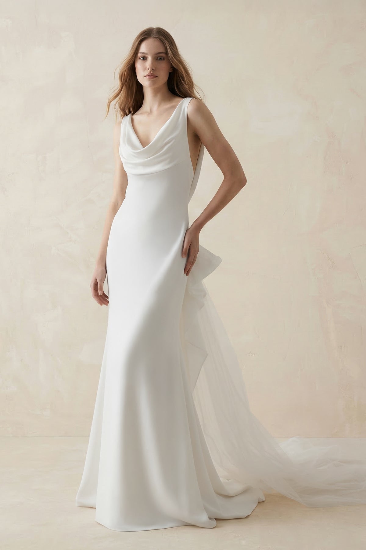 Robe de mariée blanche en crêpe coupe sirène à col bénitier avec traîne - Harana