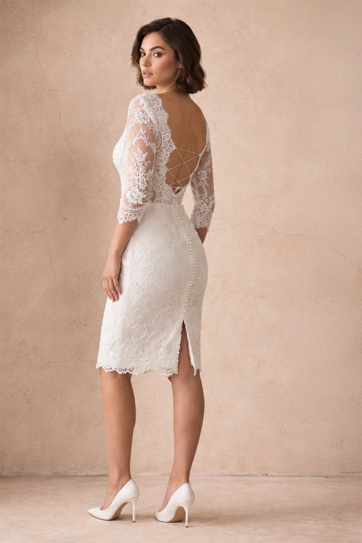 Robe de mariée ivoire midi en dentelle coupe fourreau à décolleté cœur - Harana