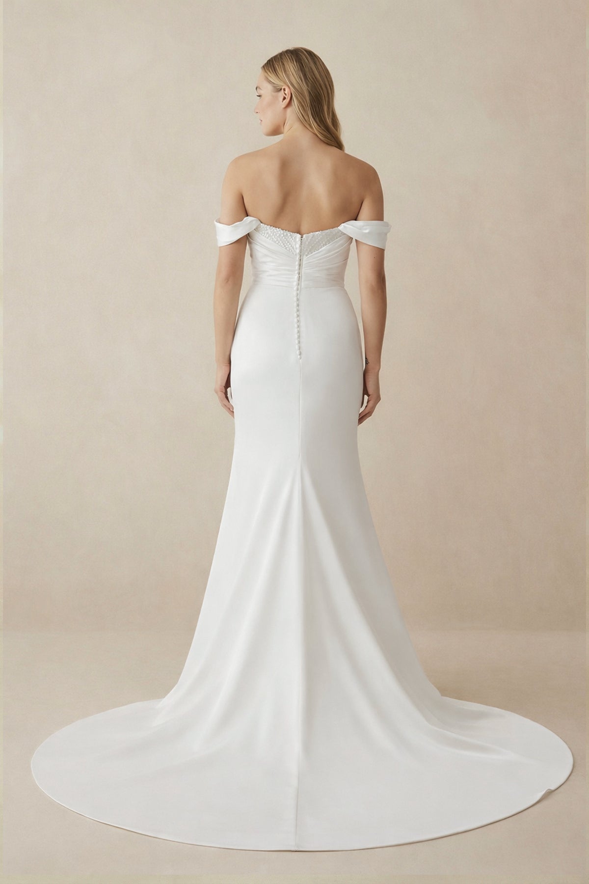 Robe de mariée blanche coupe sirène à épaules dénudées ornée de perles - Harana