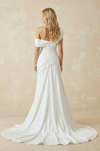 Robe de mariée blanche en mousseline coupe sirène à épaules dénudées effet drapé - Harana