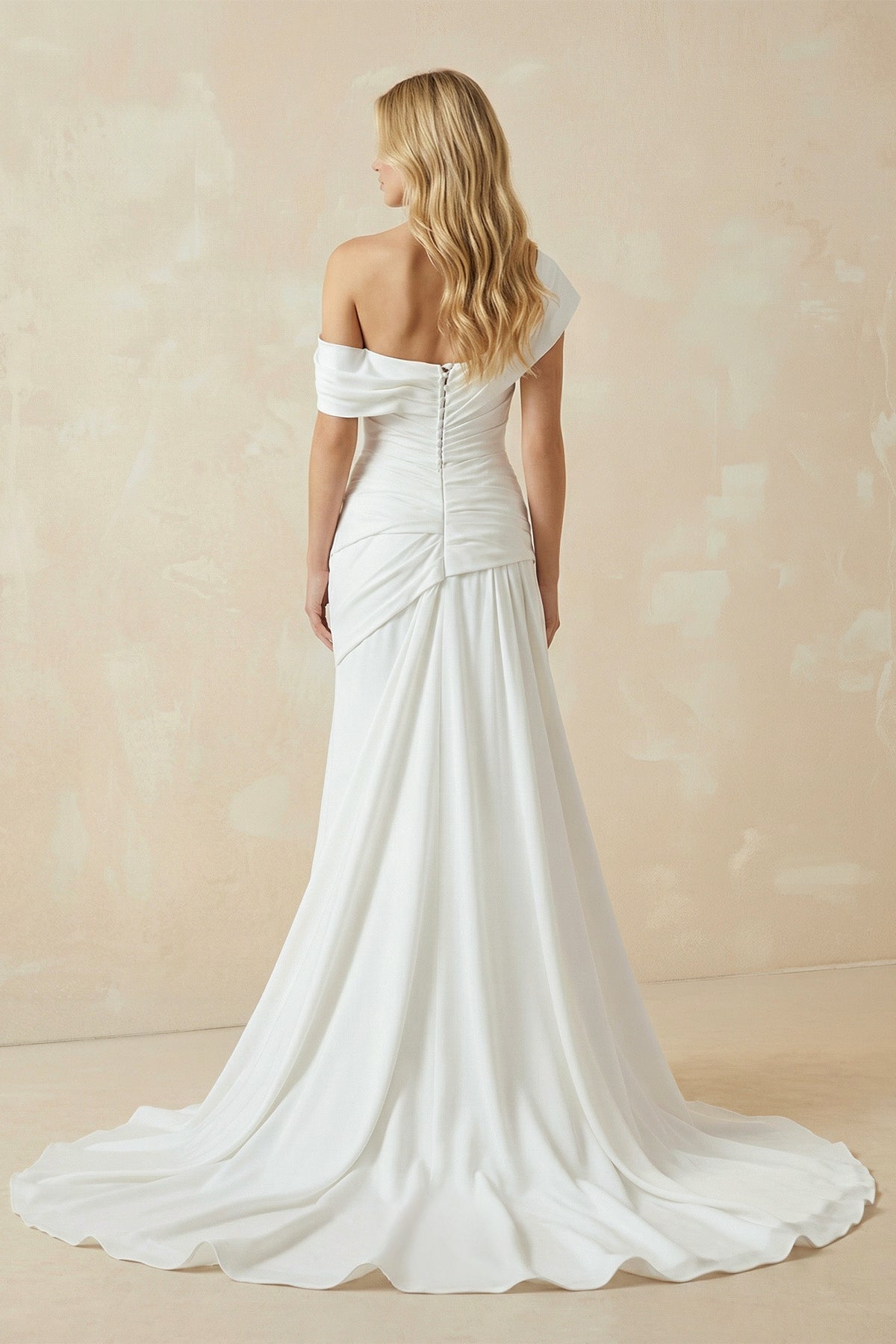 Robe de mariée blanche en mousseline coupe sirène à épaules dénudées effet drapé - Harana