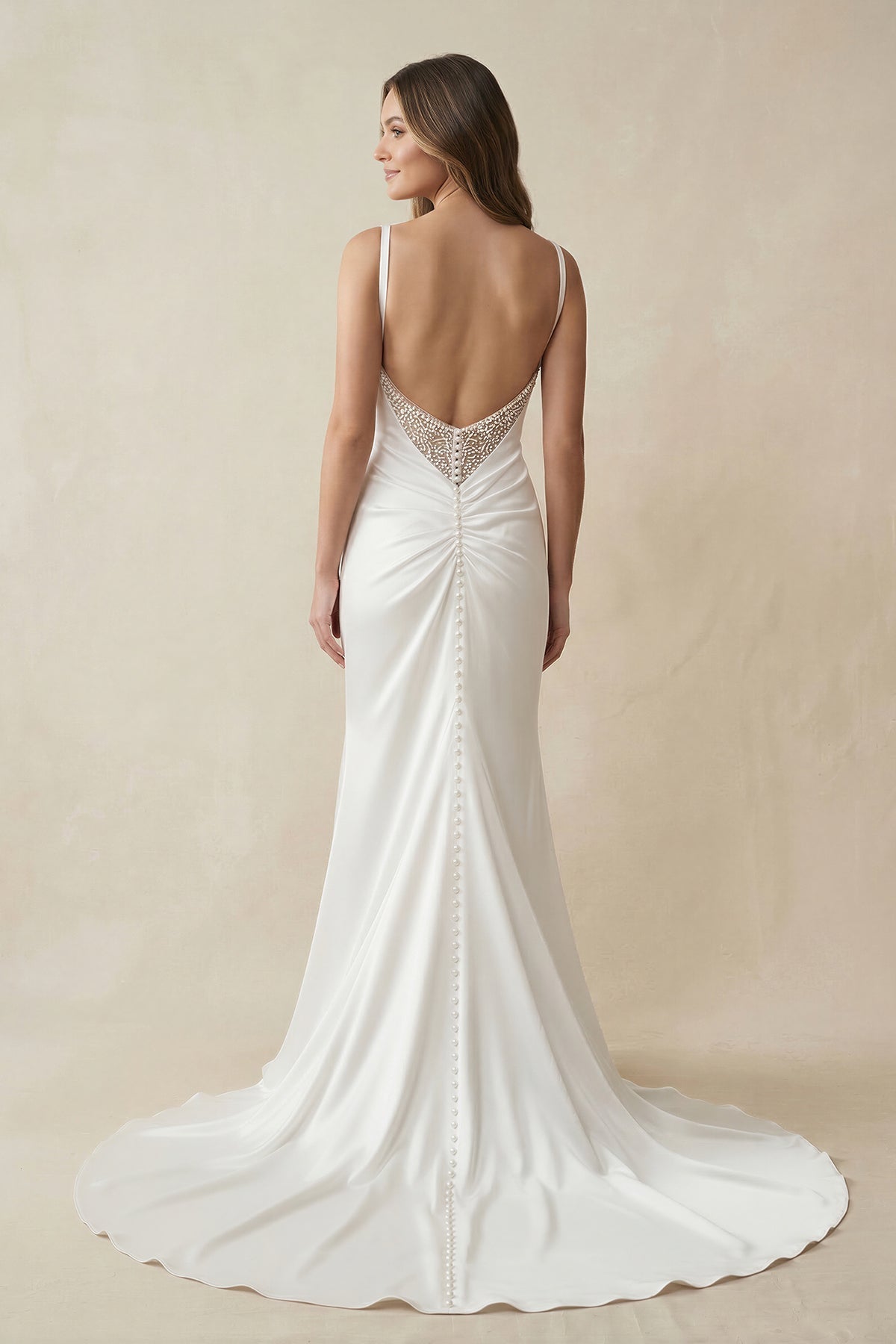 Robe de mariée blanche satinée coupe sirène à col bénitier effet drapé avec fente - Harana