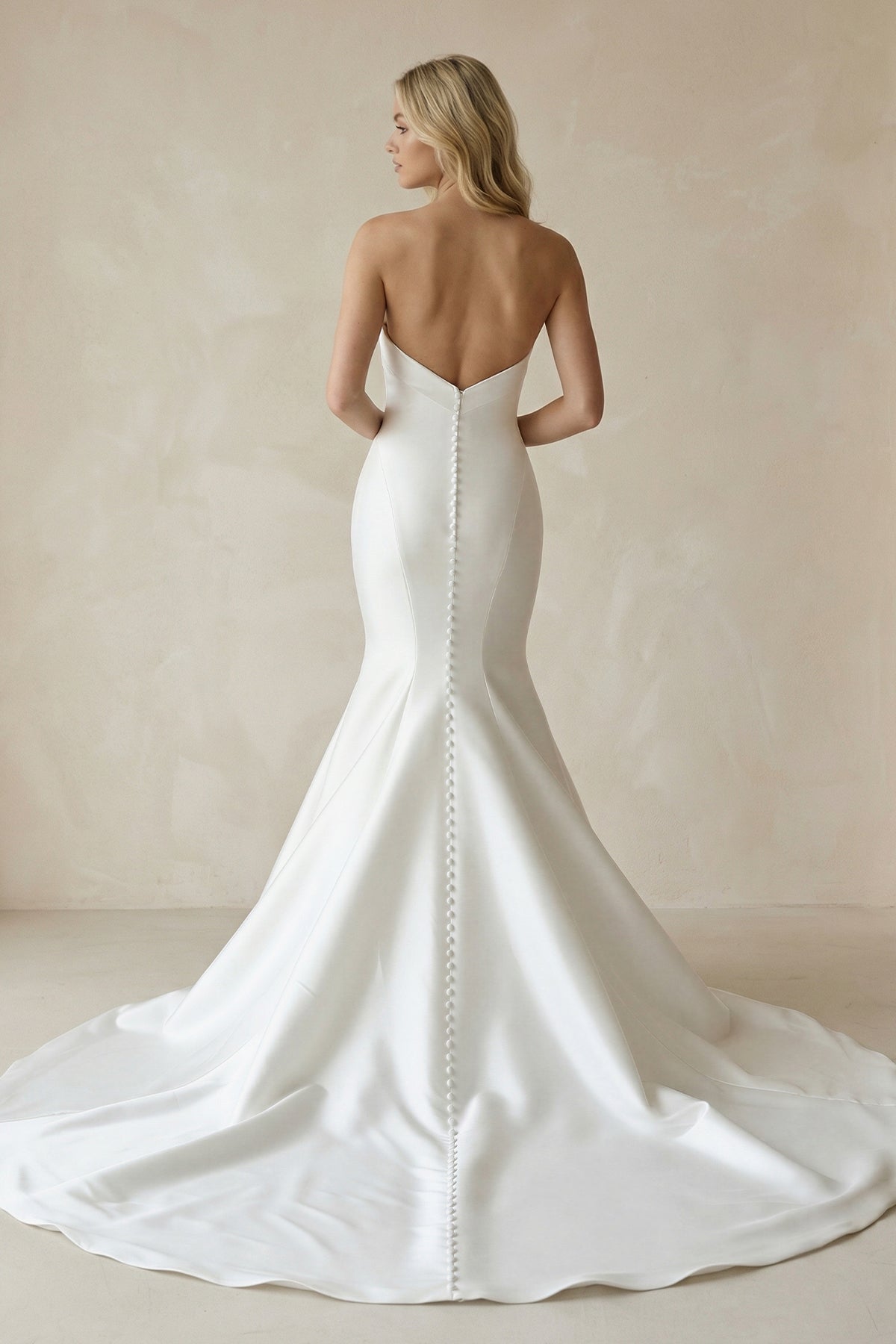 Robe de mariée blanche longue satinée coupe sirène bustier - Harana