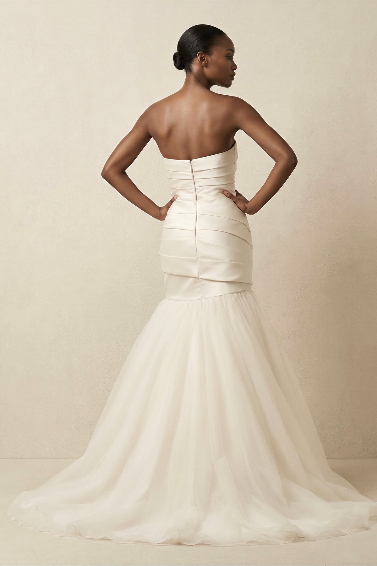 Robe de mariée blanche satinée coupe sirène bustier plissée - Harana
