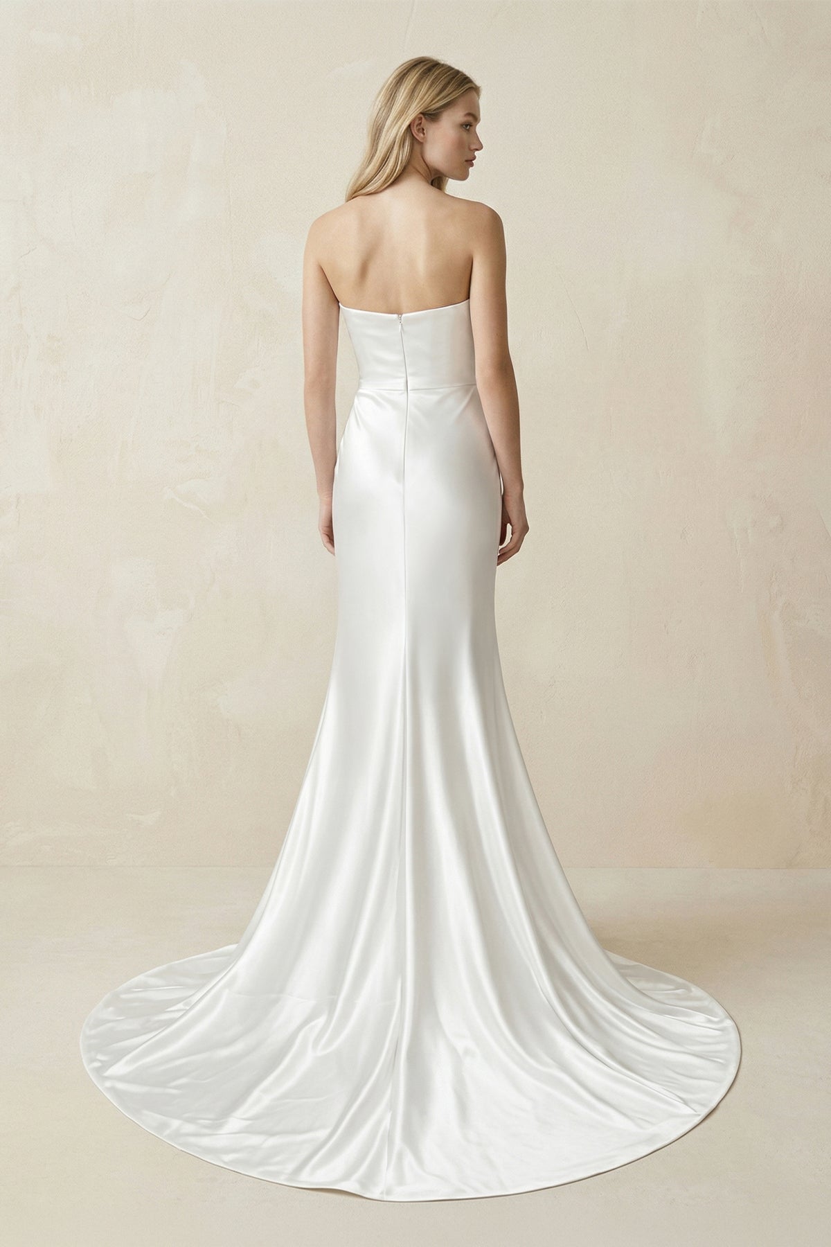 Robe de mariée blanche satinée coupe sirène à décolleté cœur avec fente - Harana