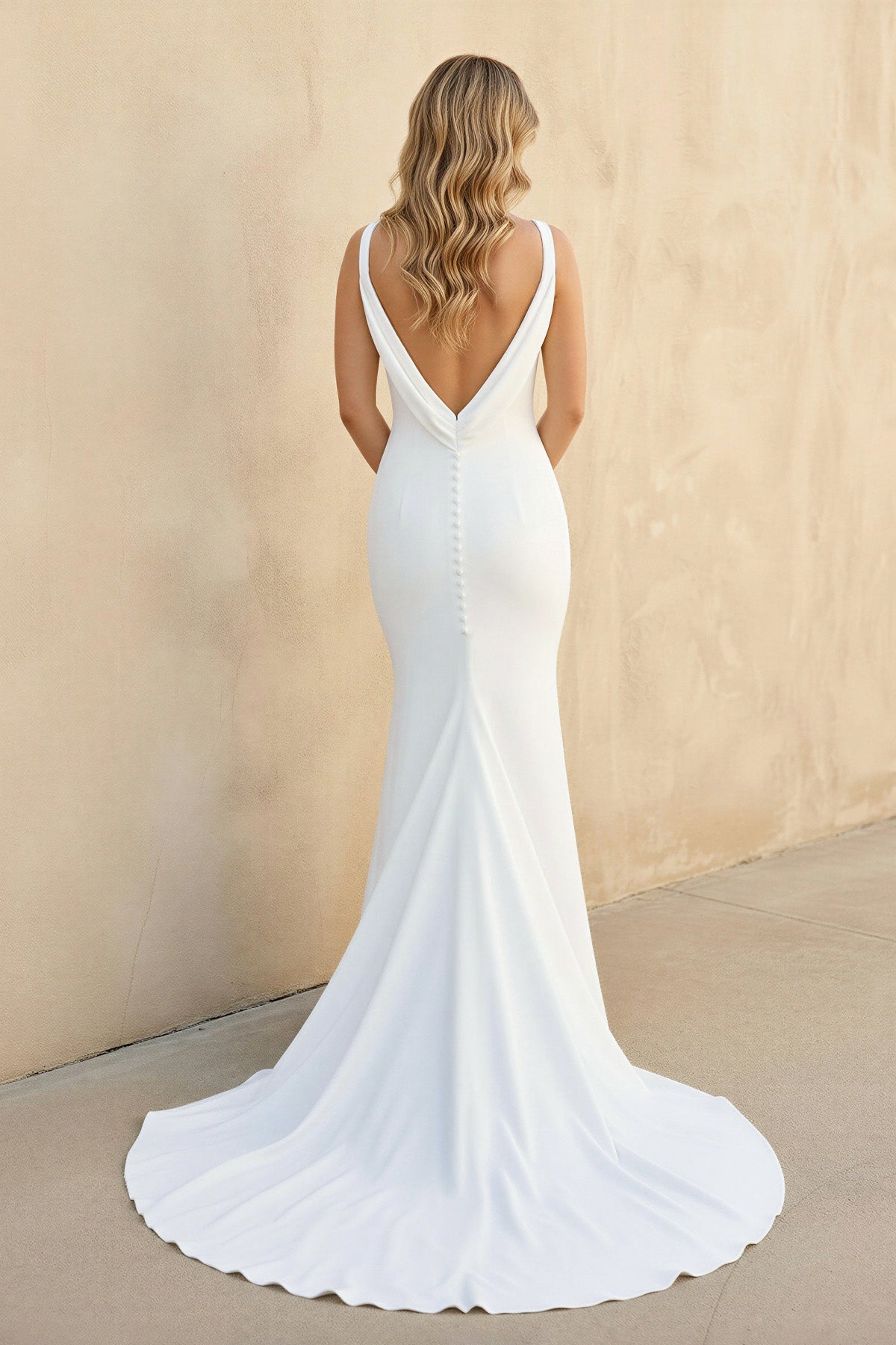 Robe de mariée blanche satinée coupe sirène à col V - Harana