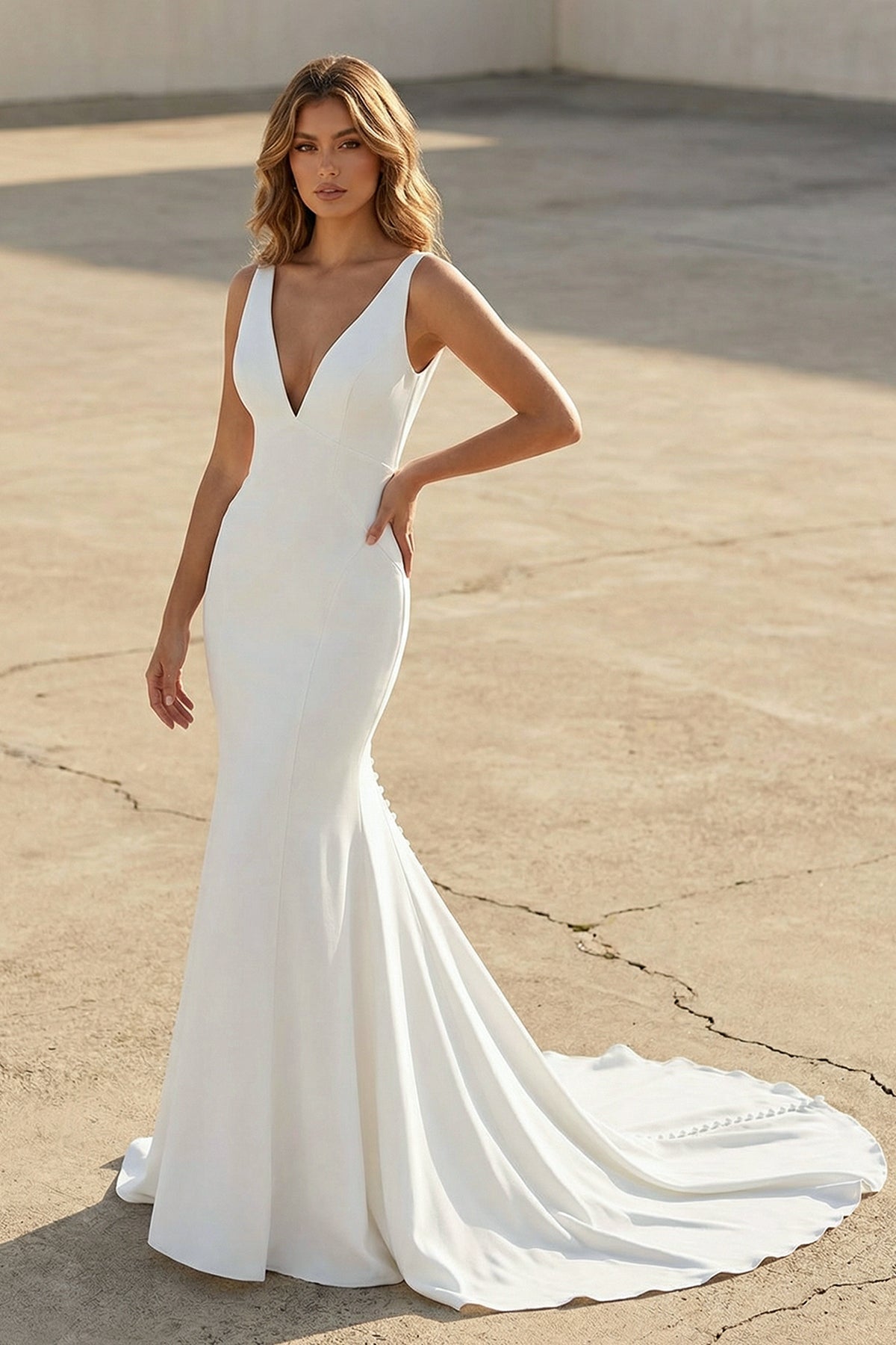 Robe de mariée blanche en satin coupe sirène à col V - Harana