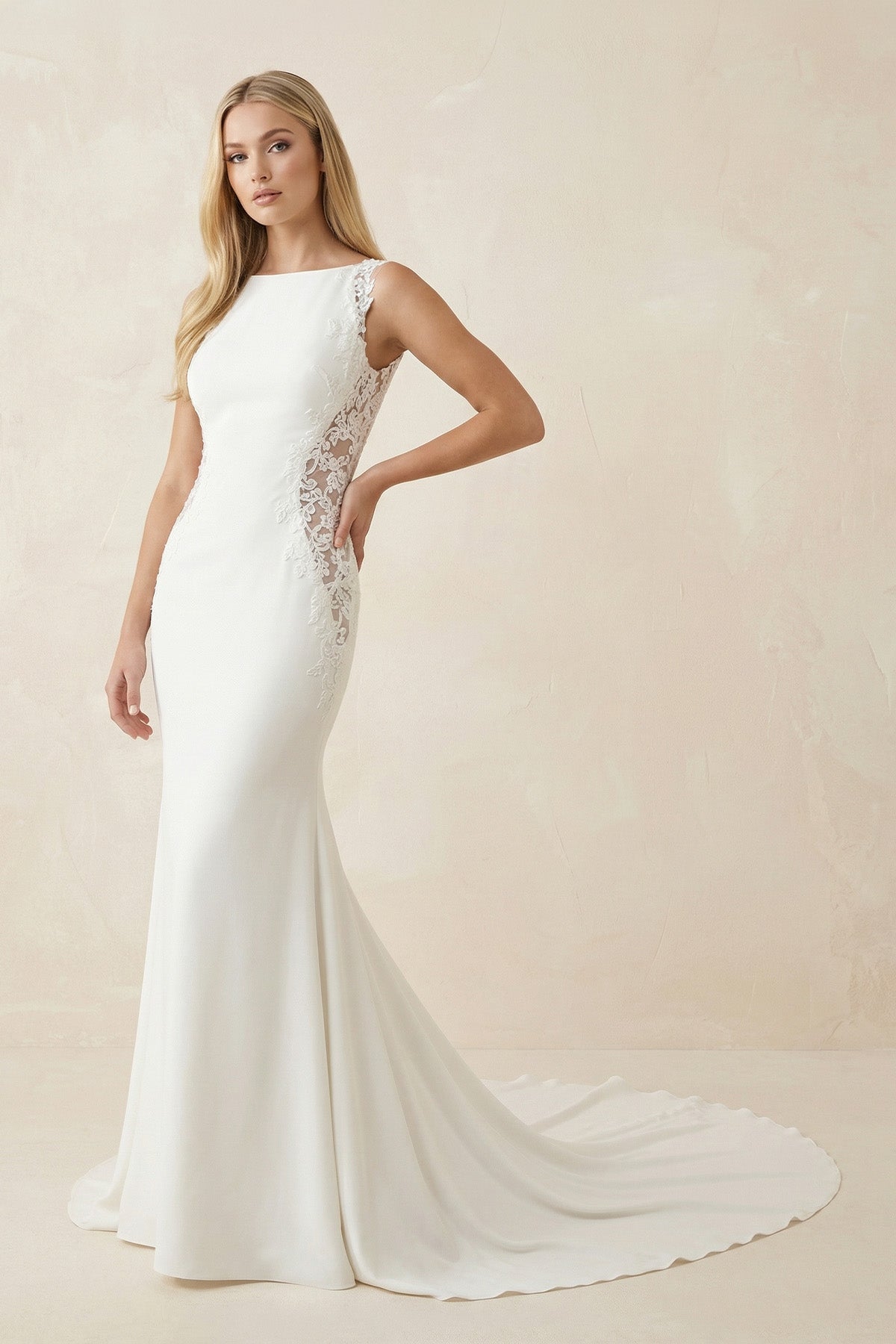 Robe de mariée ivoire satinée coupe sirène ornée d’appliqués - Harana