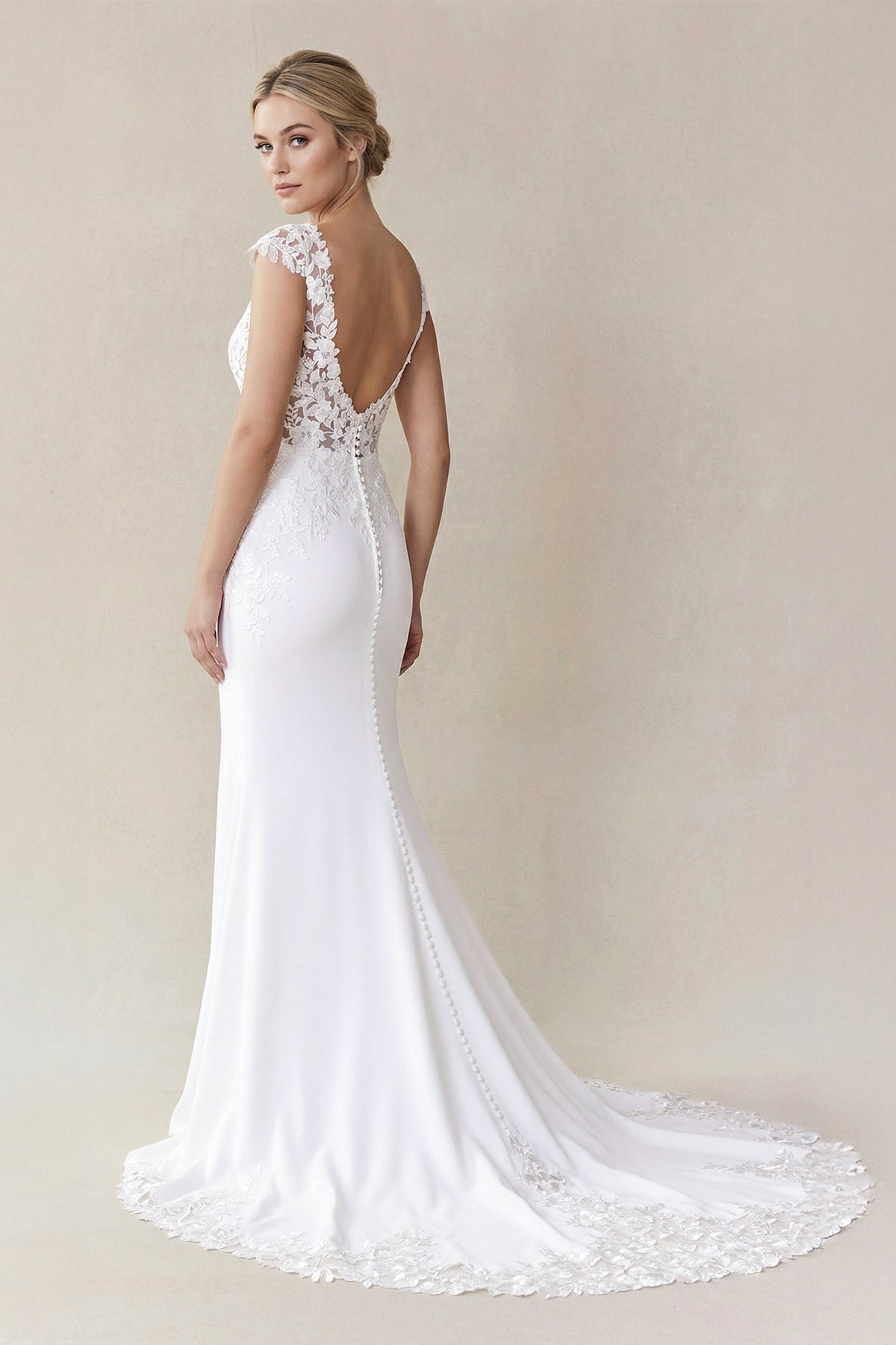Robe de mariée blanche en dentelle coupe sirène à manches courtes ornée d’appliqués - Harana