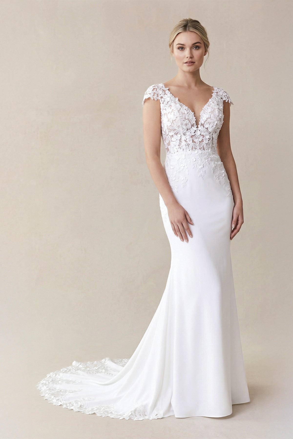Robe de mariée blanche en dentelle coupe sirène à manches courtes ornée d’appliqués - Harana