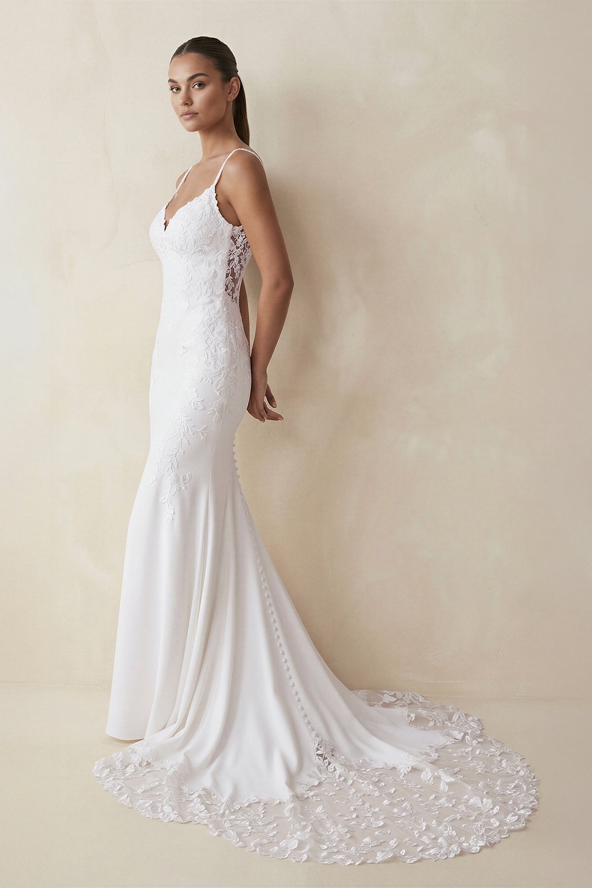 Robe de mariée blanche en dentelle coupe sirène à fines bretelles dos nu - Harana