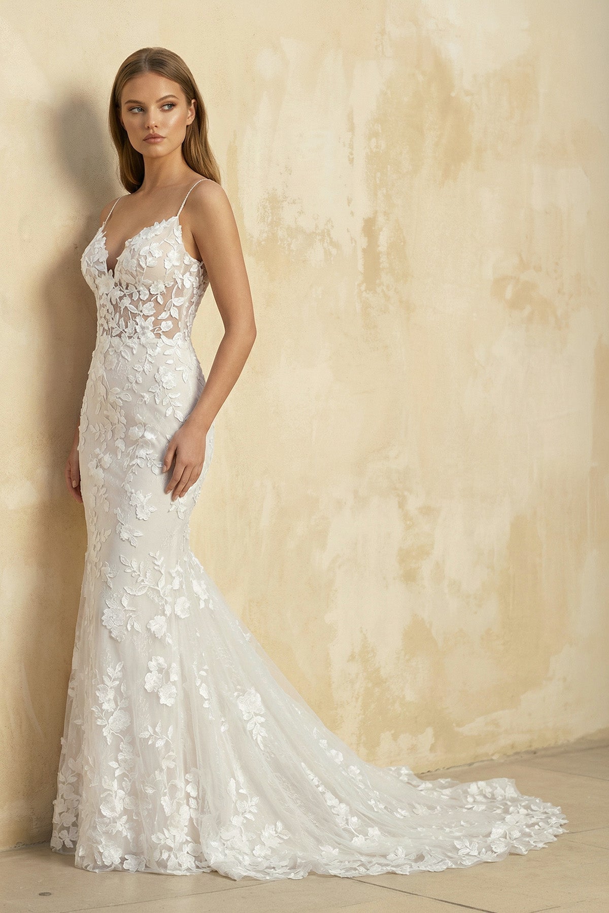 Robe de mariée ivoire en dentelle coupe sirène à fines bretelles - Harana