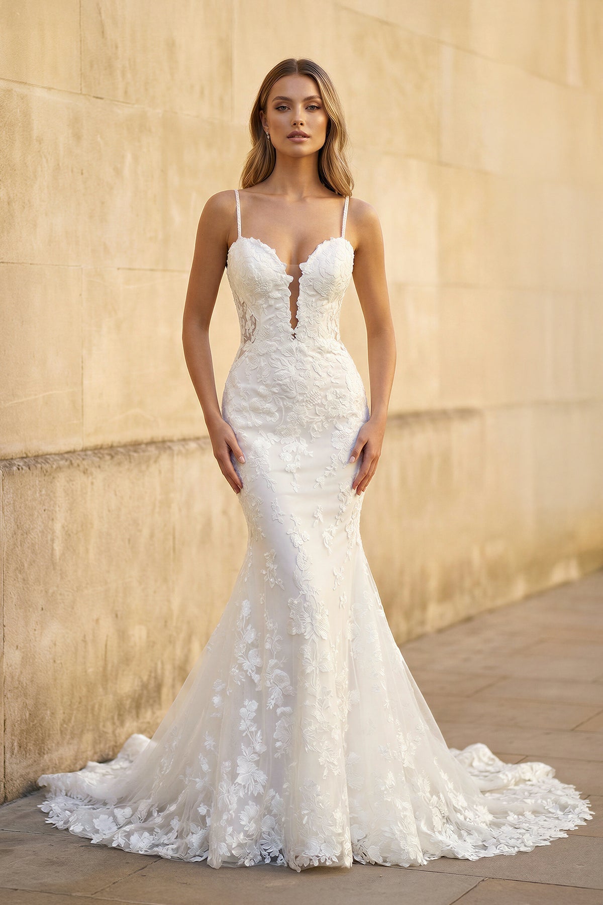 Robe de mariée blanche en dentelle coupe sirène à fines bretelles - Harana