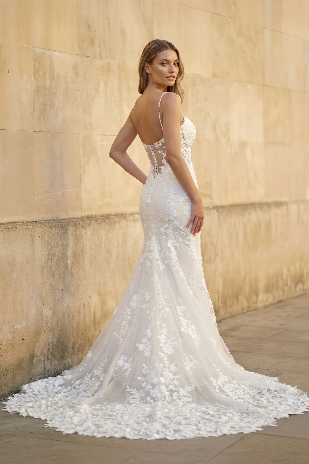 Robe de mariée blanche en dentelle coupe sirène à fines bretelles - Harana