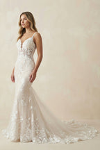 Robe de mariée blanche et nude en dentelle silhouette sirène à fines bretelles - Harana