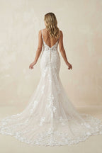 Robe de mariée blanche et nude en dentelle silhouette sirène à fines bretelles - Harana