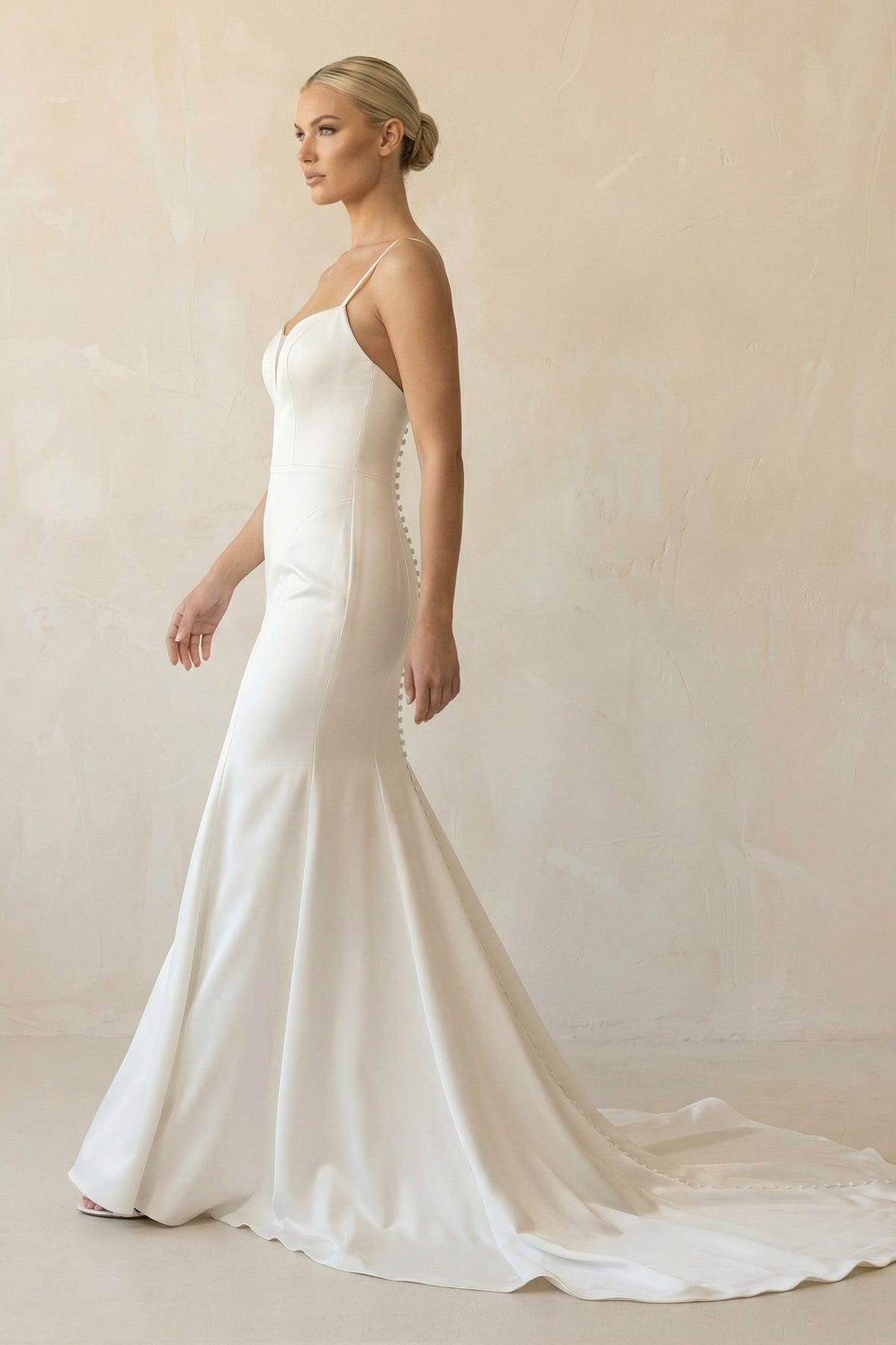 Robe de mariée ivoire longue coupe sirène à fines bretelles - Harana