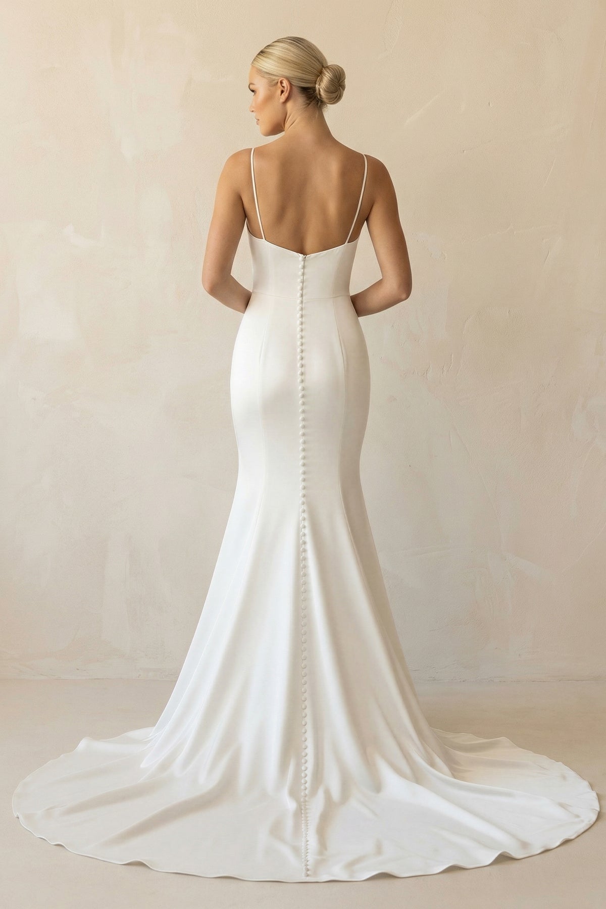 Robe de mariée ivoire longue coupe sirène à fines bretelles - Harana