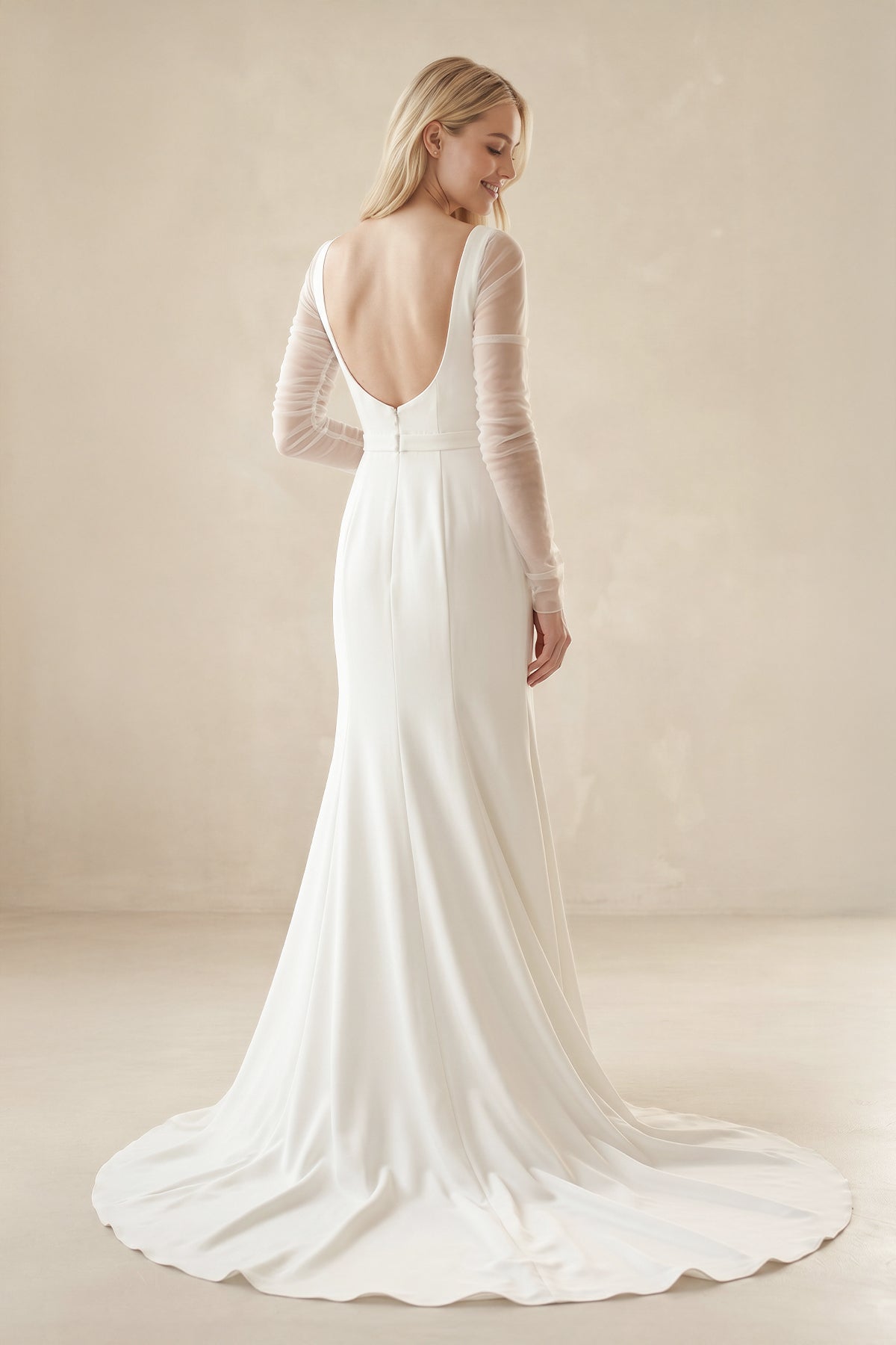 Robe de mariée ivoire satinée coupe sirène à encolure carrée et manches longues - Harana
