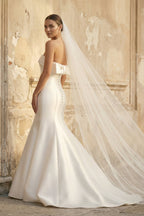 Robe de mariée blanche satinée coupe sirène bustier avec nœud - Harana