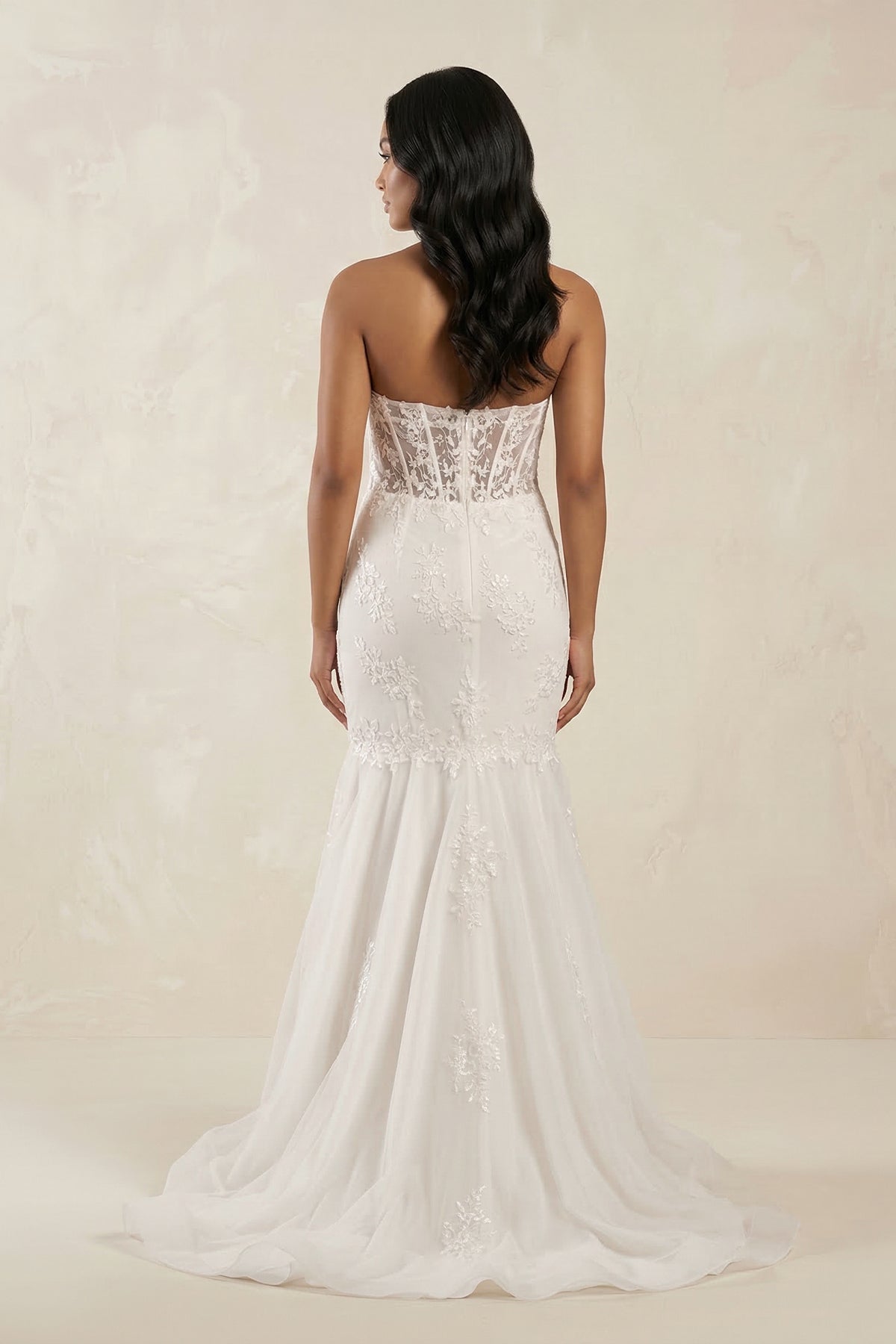 Robe de mariée blanche en tulle coupe sirène à décolleté cœur ornée d’appliqués - Harana
