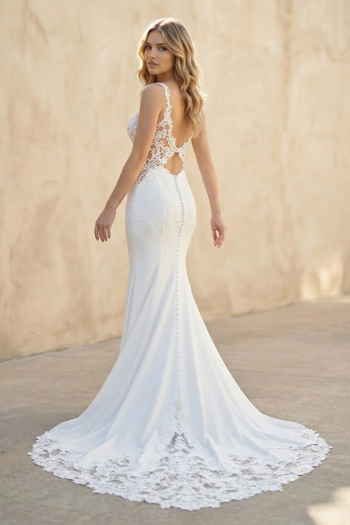 Robe de mariée blanche et nude en dentelle coupe sirène à décolleté cœur - Harana