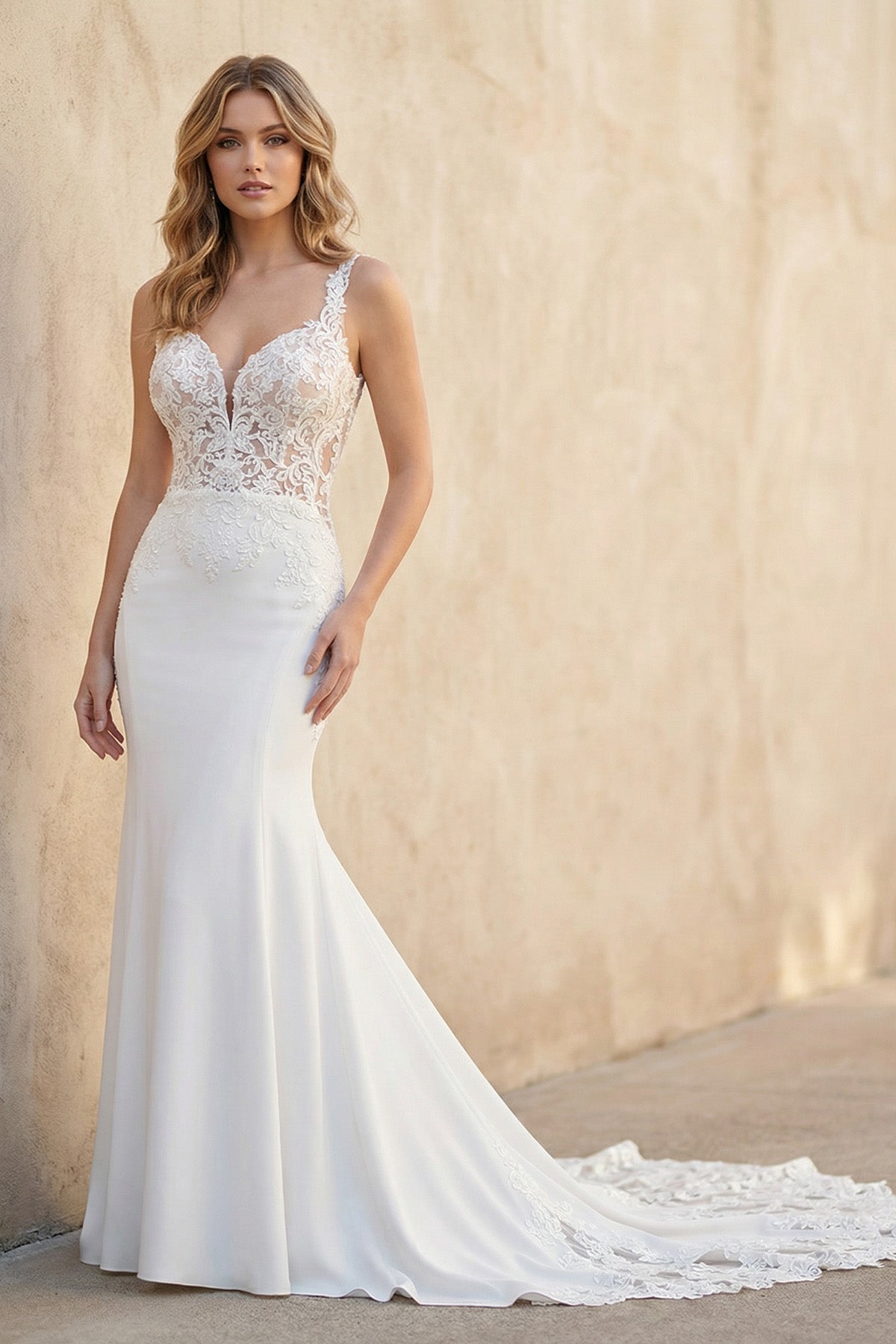 Robe de mariée blanche et nude en dentelle coupe sirène à décolleté cœur - Harana