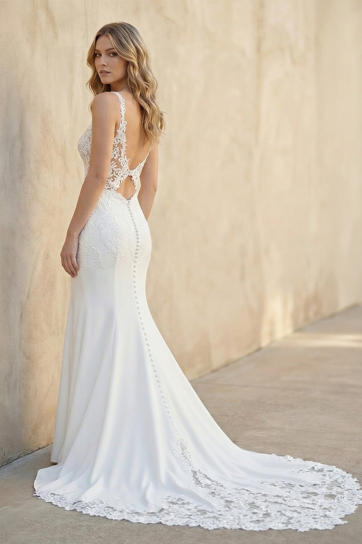 Robe de mariée blanche et nude en dentelle coupe sirène à décolleté cœur - Harana