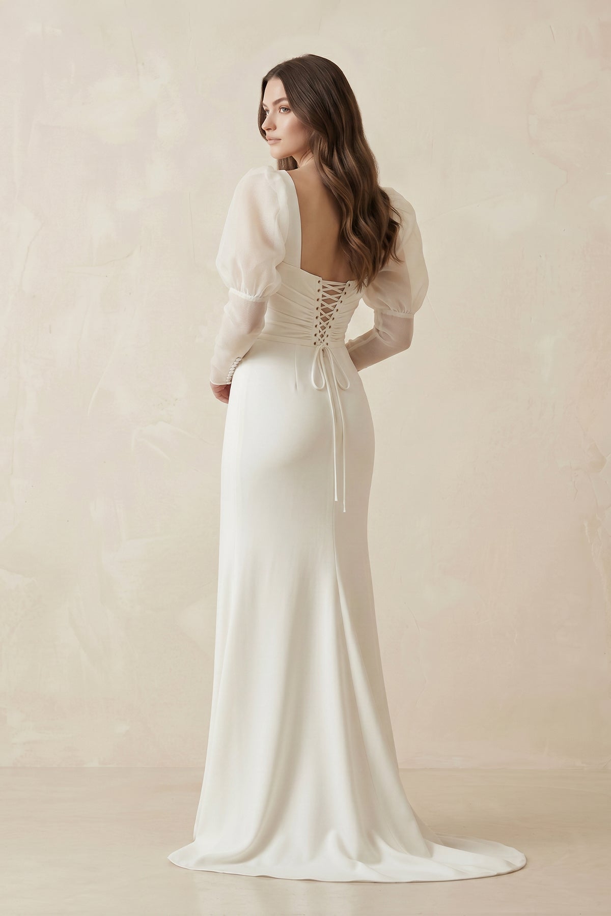 Robe de mariée ivoire satinée coupe sirène à décolleté cœur et manches longues avec corset - Harana