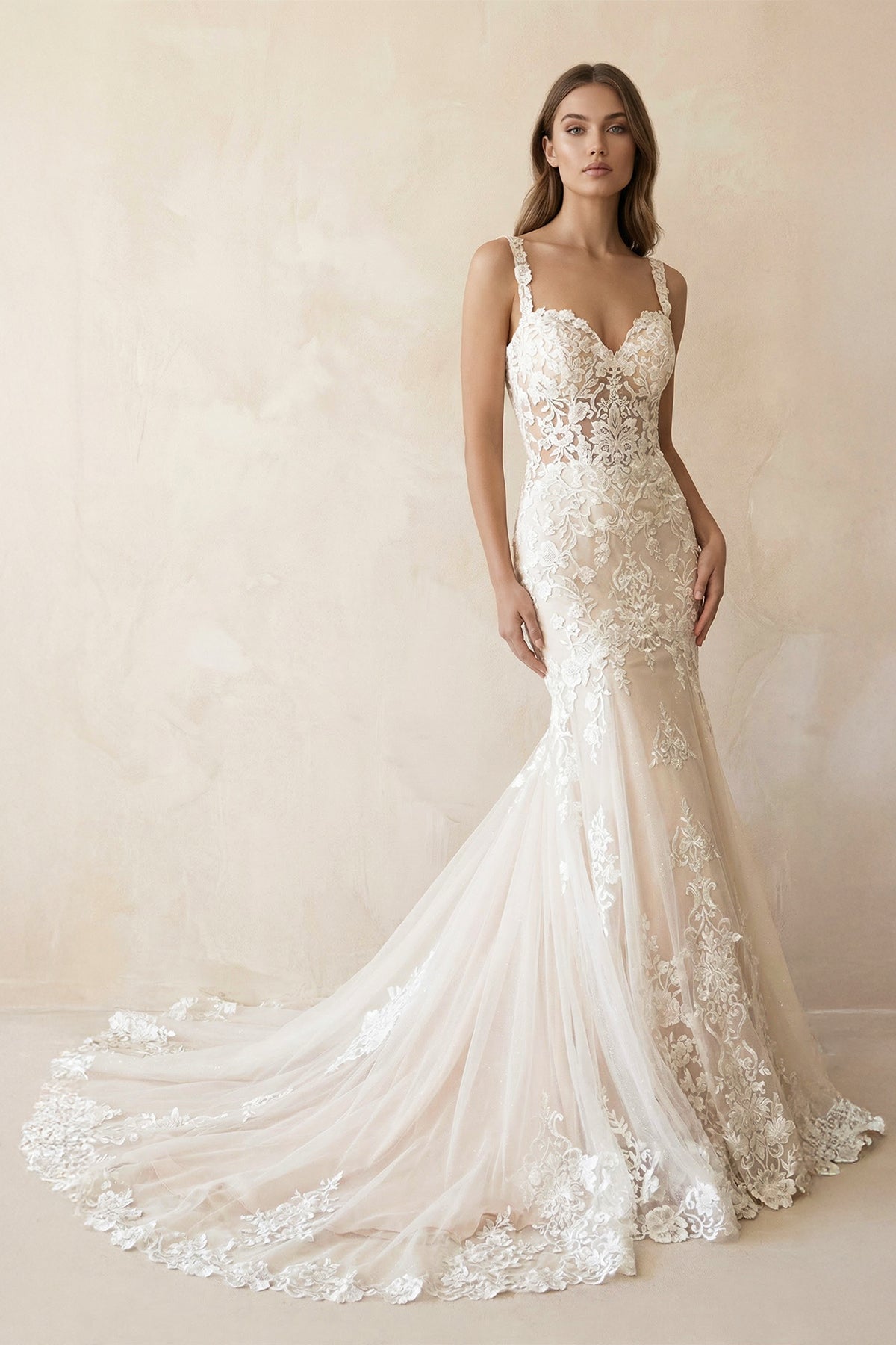 Robe de mariée blanche et nude en tulle coupe sirène à décolleté cœur - Harana
