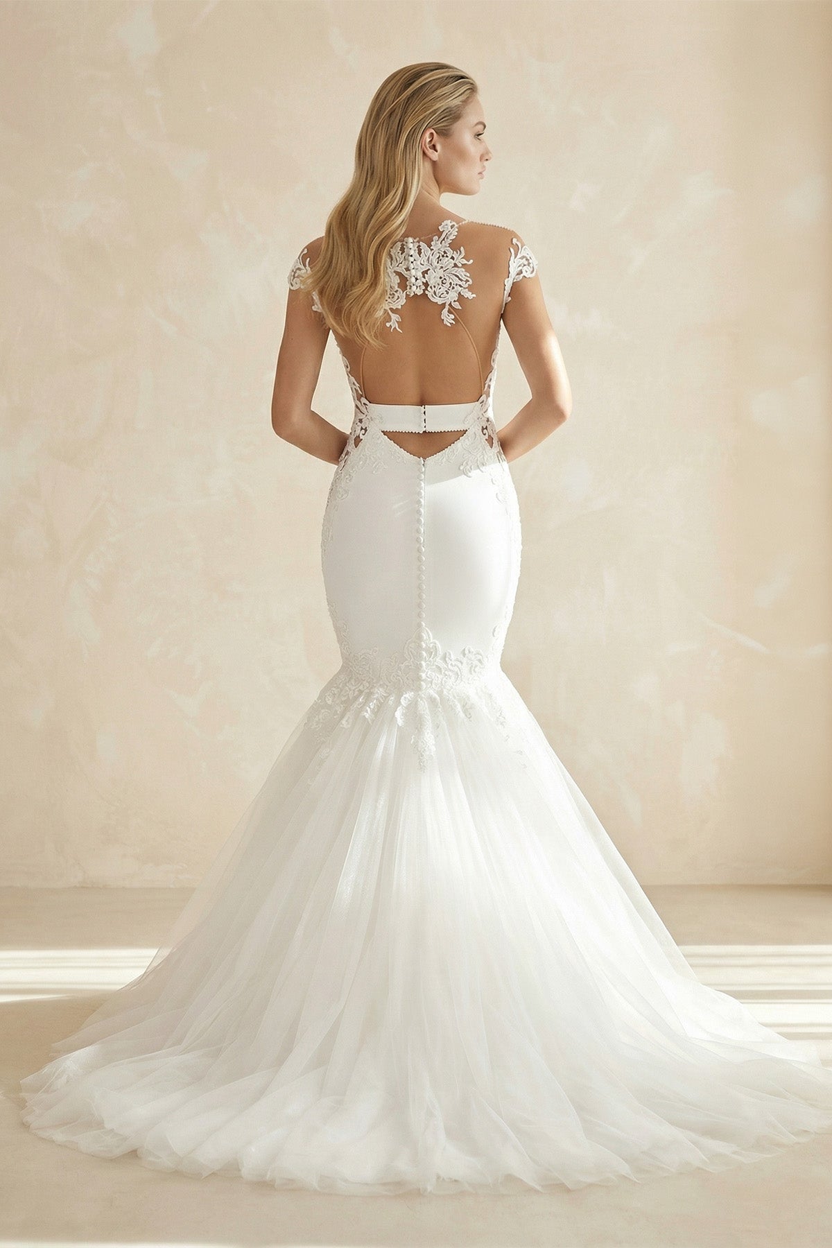 Robe de mariée blanche en tulle coupe sirène à col V et manches courtes ornée d’appliqués - Harana