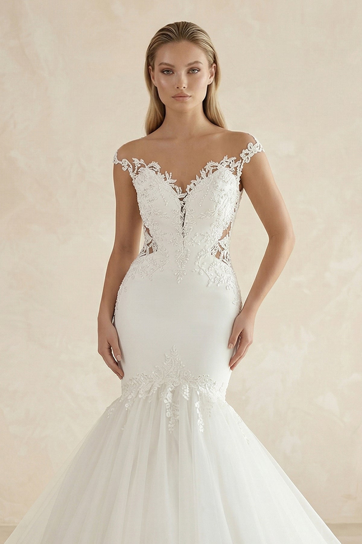 Robe de mariée blanche en tulle coupe sirène à col V et manches courtes ornée d’appliqués - Harana