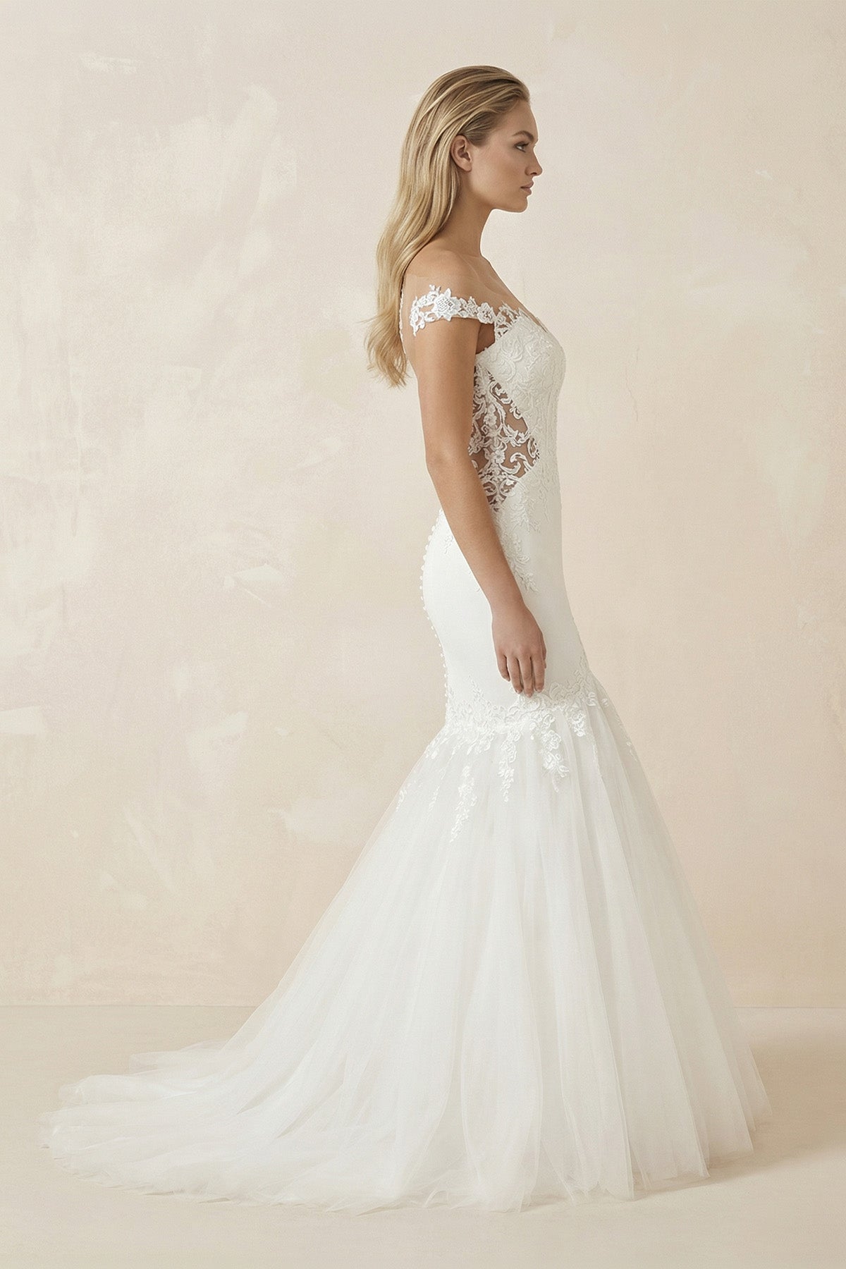 Robe de mariée blanche en tulle coupe sirène à col V et manches courtes ornée d’appliqués - Harana