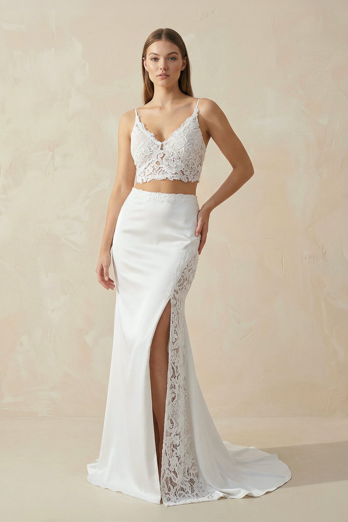 Robe de mariée ivoire sirène satinée à fines bretelles col V avec fente - Harana