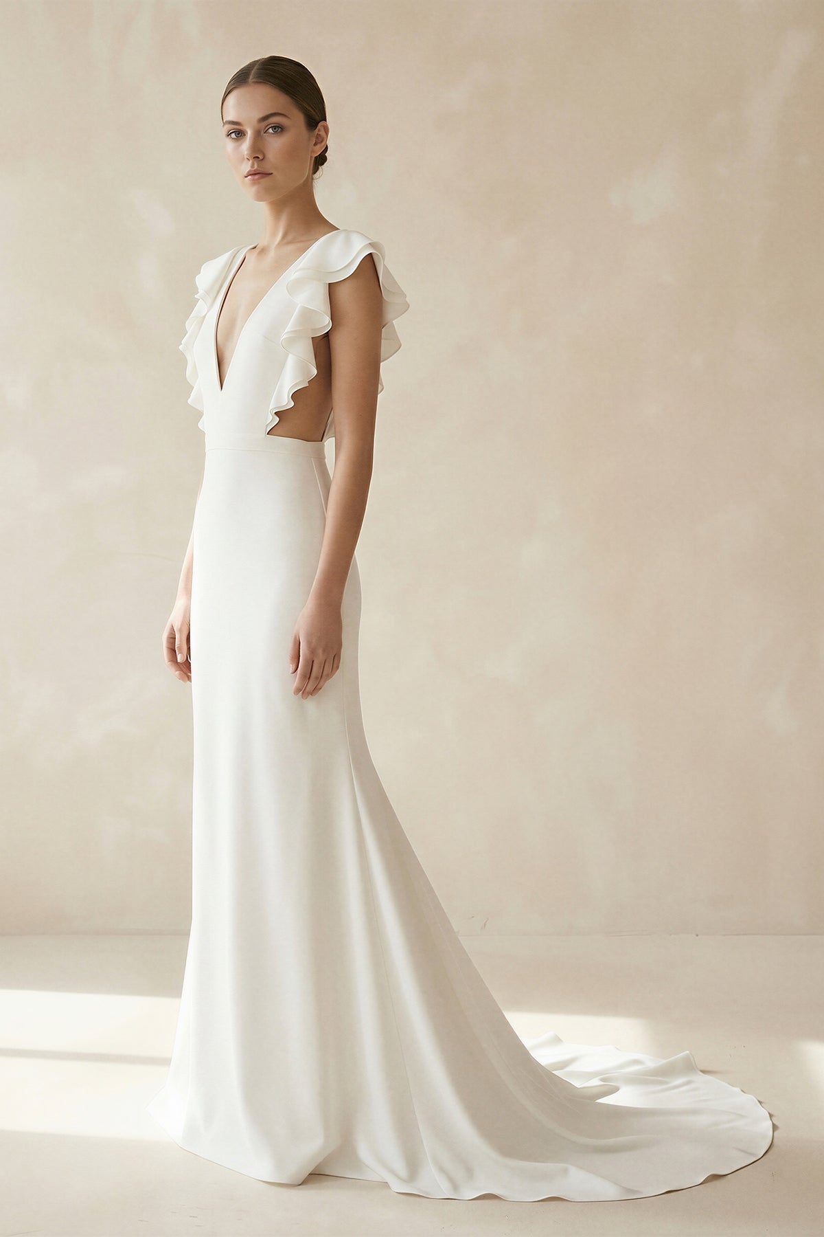 Robe de mariée ivoire satinée coupe sirène à col V et manches courtes - Harana