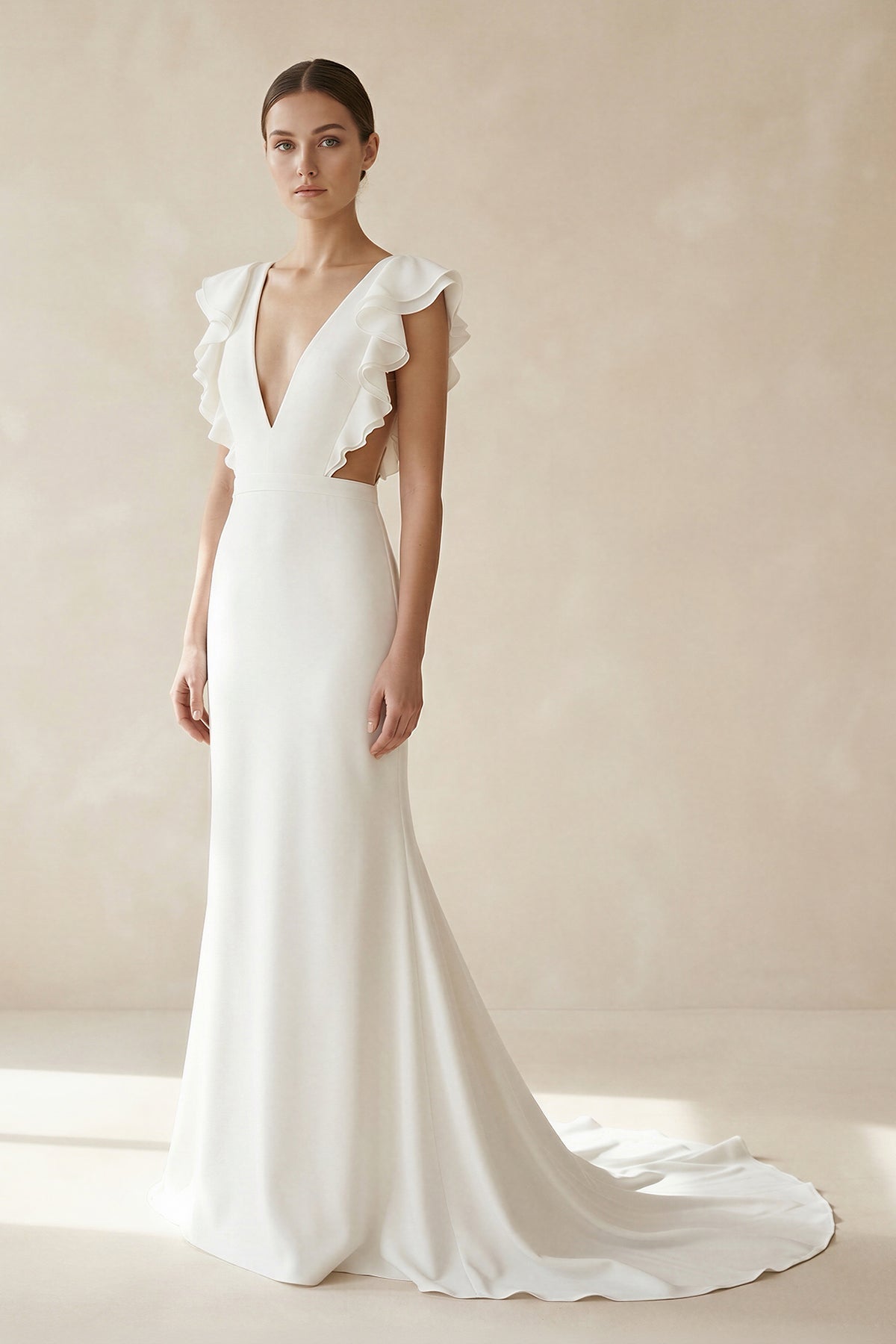 Robe de mariée ivoire satinée coupe sirène à col V et manches courtes - Harana