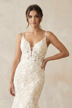 Robe de mariée ivoire en tulle coupe sirène à col V ornée d’appliqués - Harana