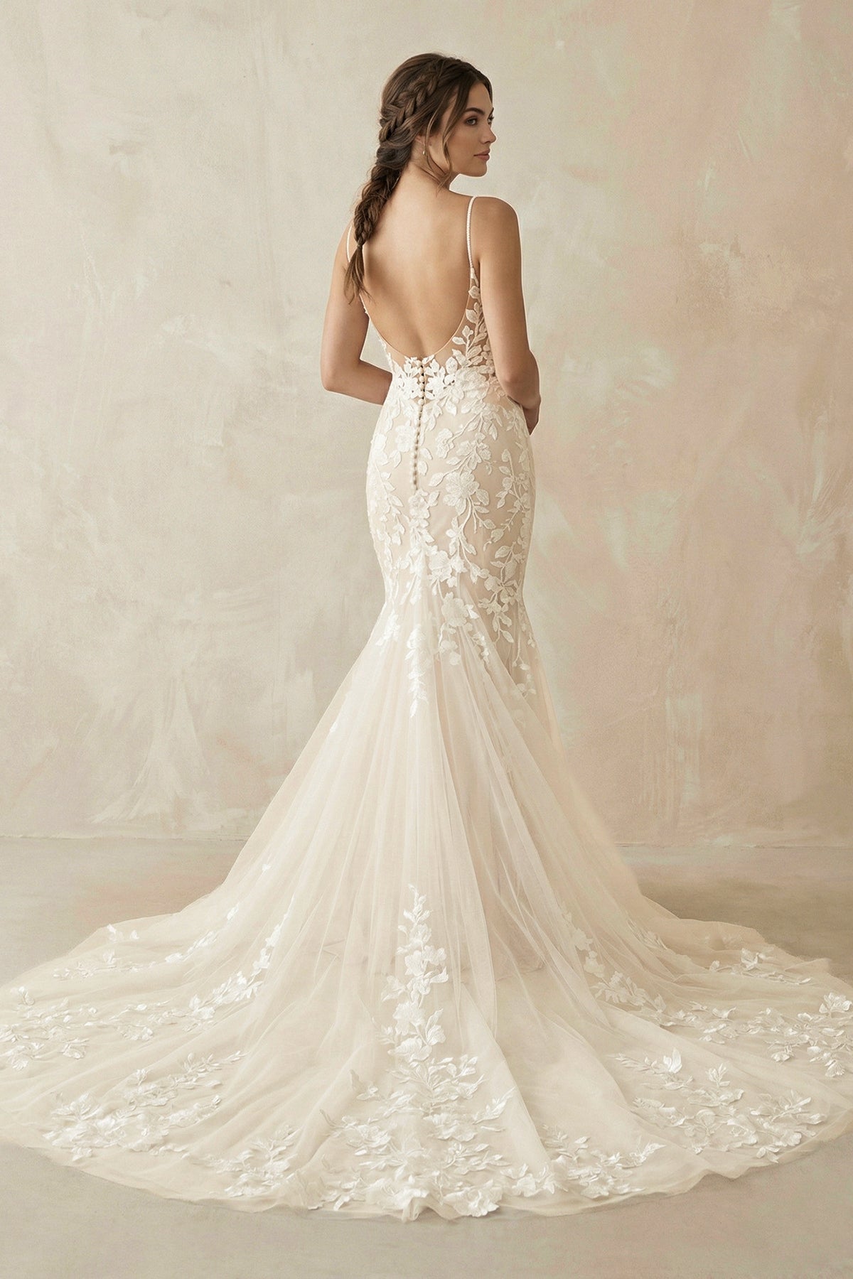 Robe de mariée ivoire en tulle coupe sirène à col V ornée d’appliqués - Harana