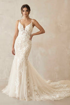 Robe de mariée ivoire en tulle coupe sirène à col V ornée d’appliqués - Harana