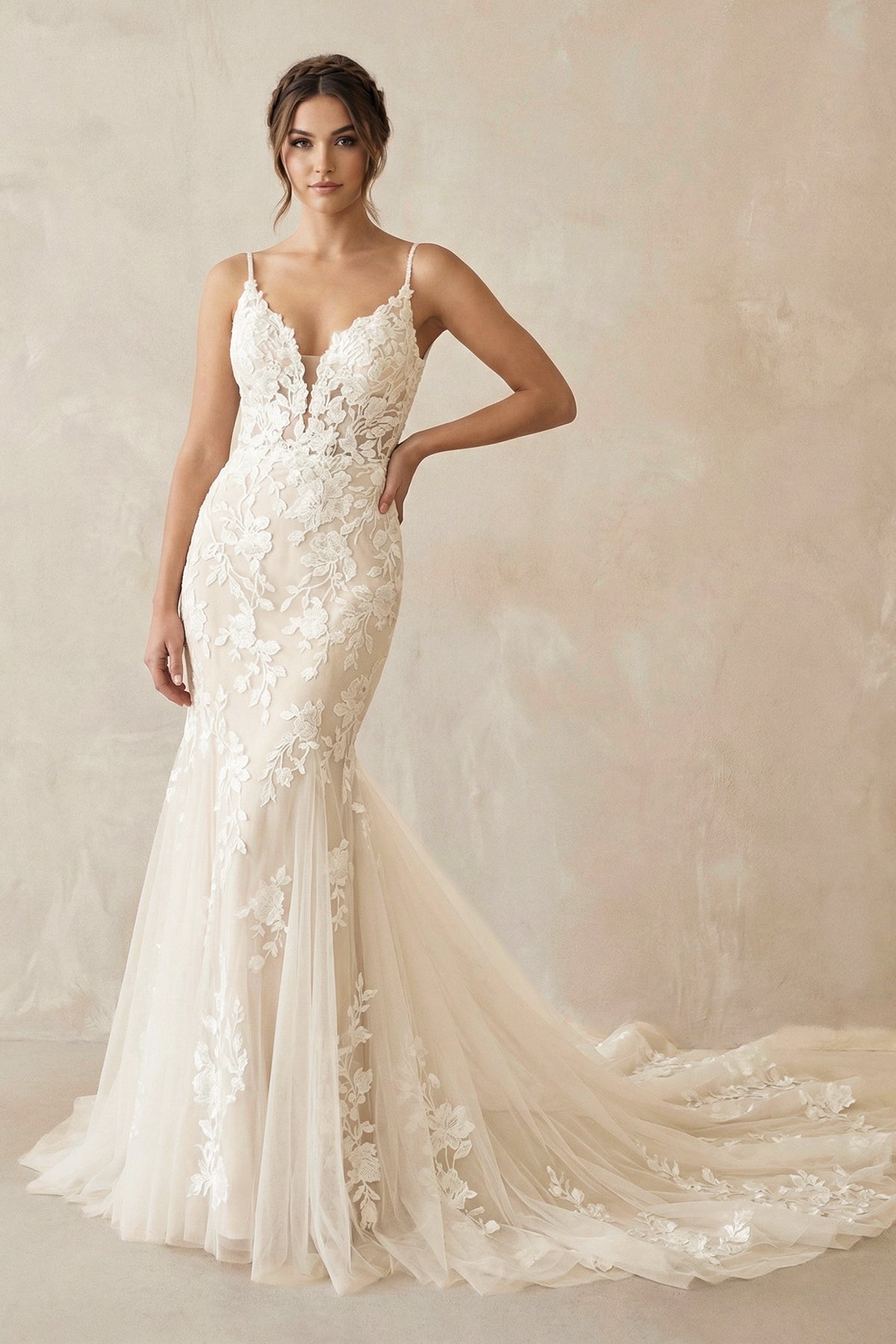 Robe de mariée ivoire en tulle coupe sirène à col V ornée d’appliqués - Harana