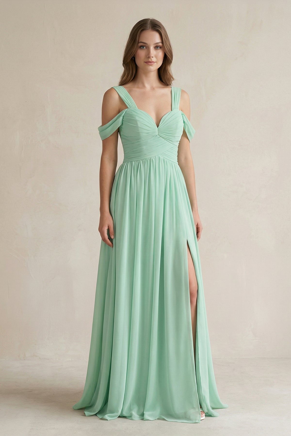 Robe demoiselle d’honneur pale pistachio longue à épaules dénudées avec fente froncée - Harana