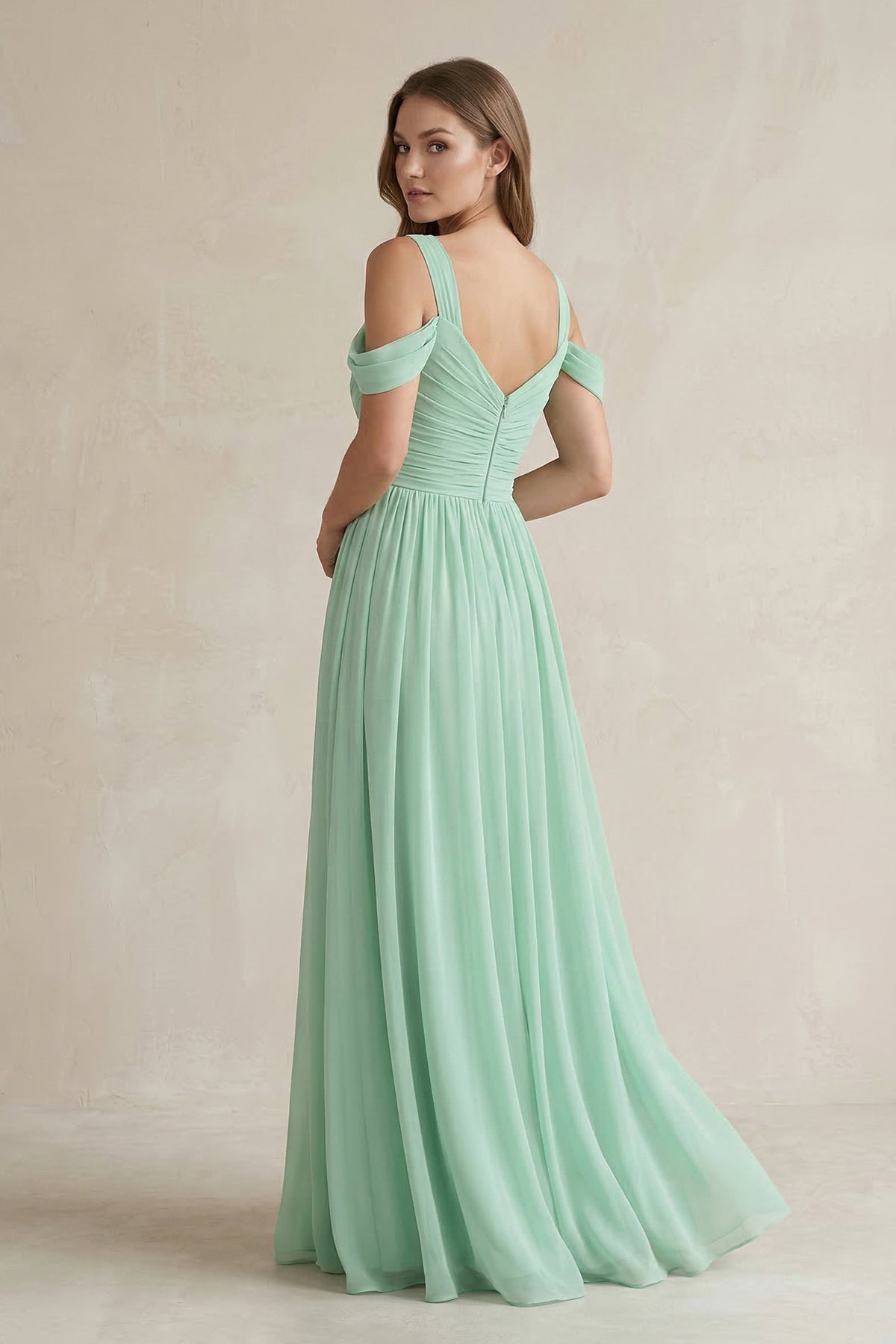 Robe demoiselle d’honneur pale pistachio longue à épaules dénudées avec fente froncée - Harana